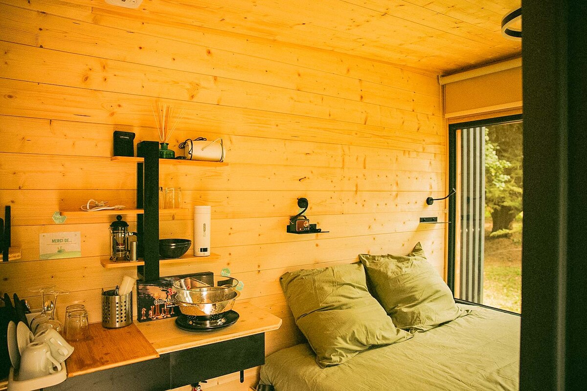 Le coin cuisine et le lit de la tiny house