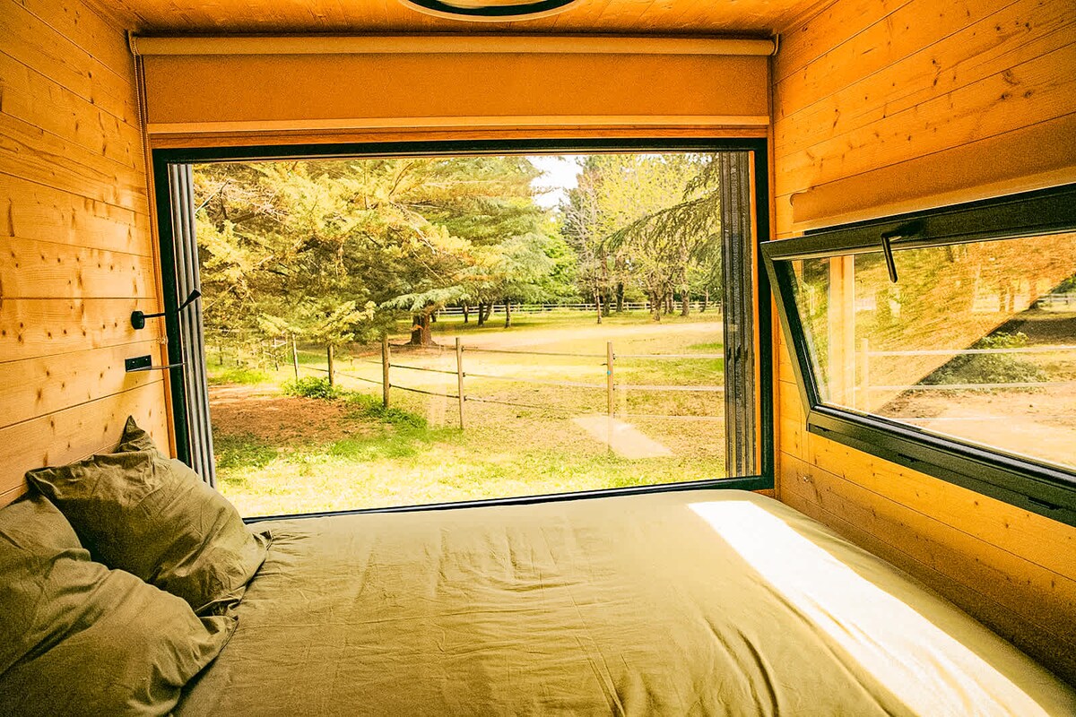 Le lit cosy face à la baie vitrée